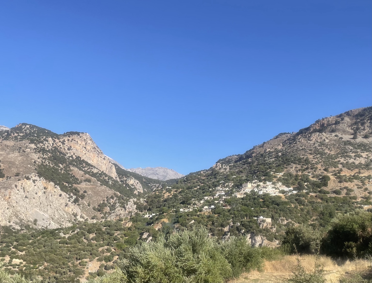 Το χωριό Χριστός μέσα στο ορεινό τοπίο της Κρήτης